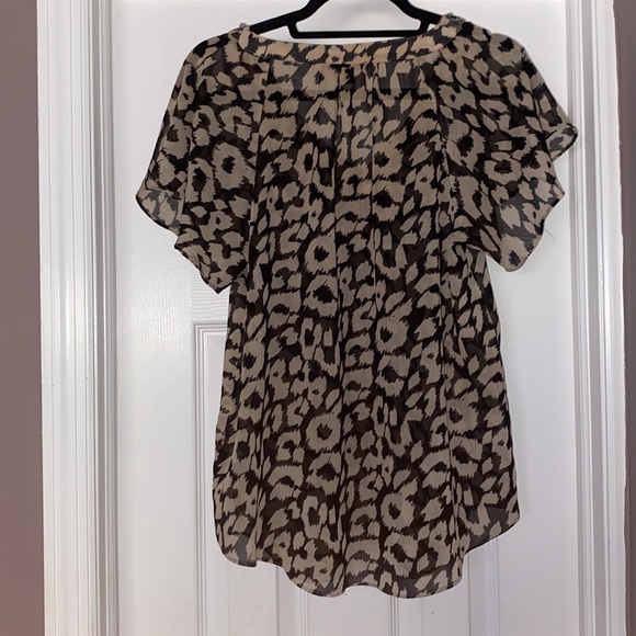 EXPRESS Cheetah Print Blouse - MEDIUM - Picture 2 of 4
